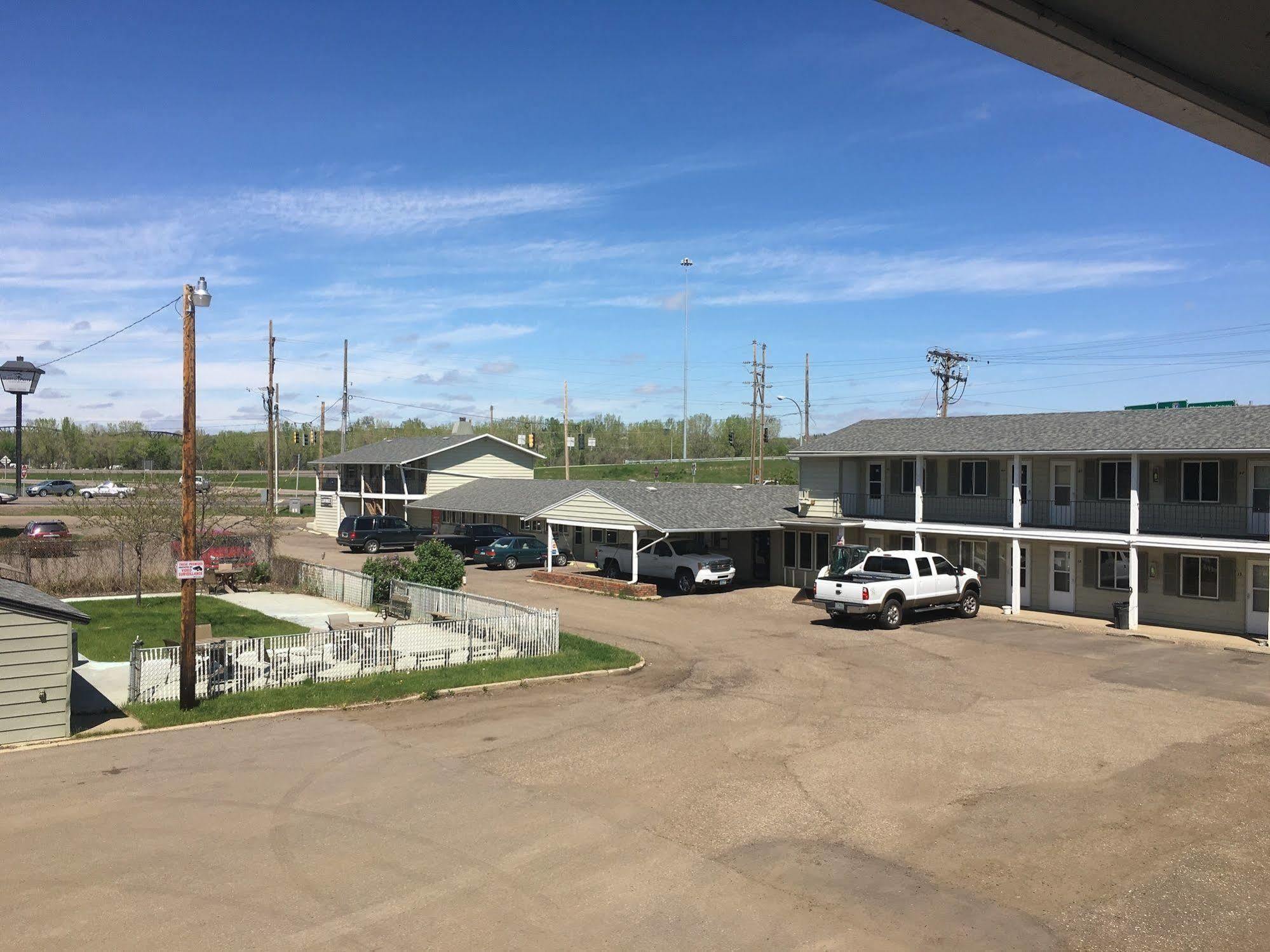 Colonial Motel And Rv Park Mandan Esterno foto