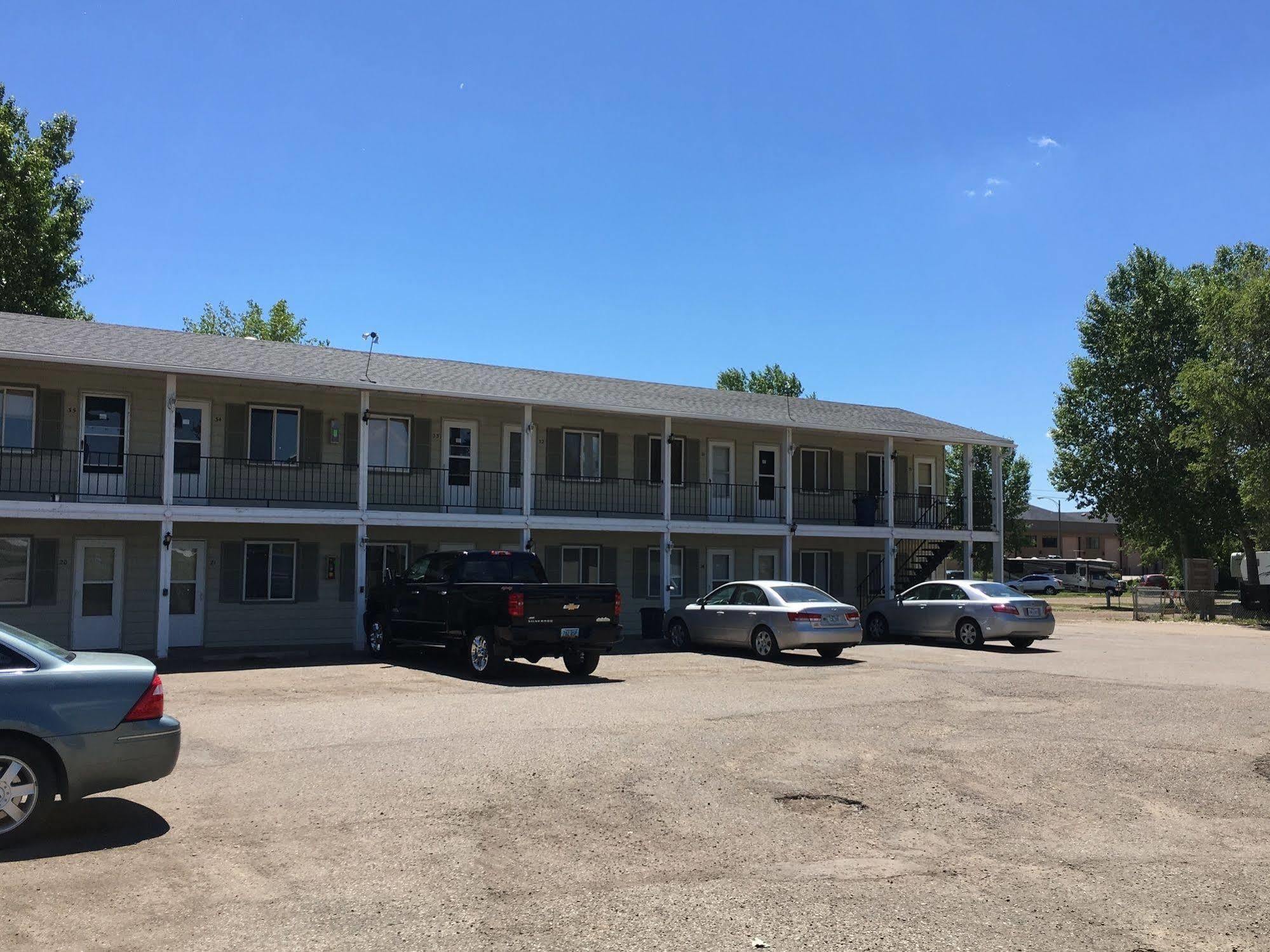 Colonial Motel And Rv Park Mandan Esterno foto