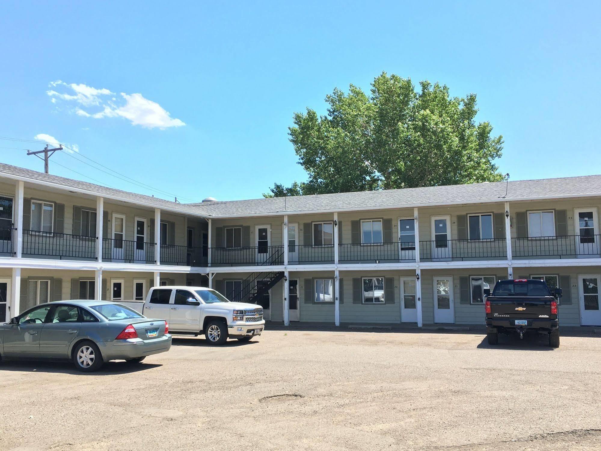 Colonial Motel And Rv Park Mandan Esterno foto