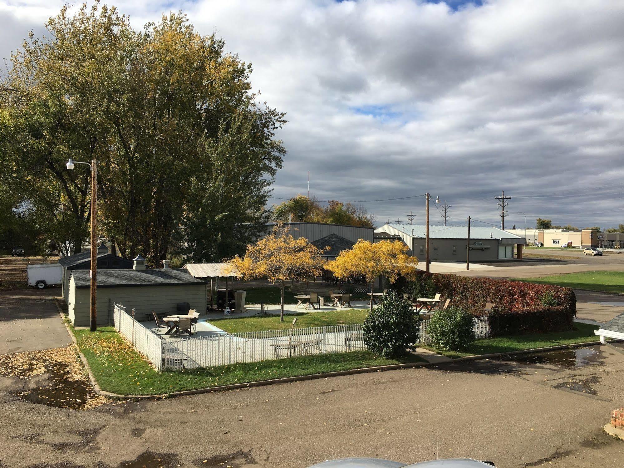 Colonial Motel And Rv Park Mandan Esterno foto