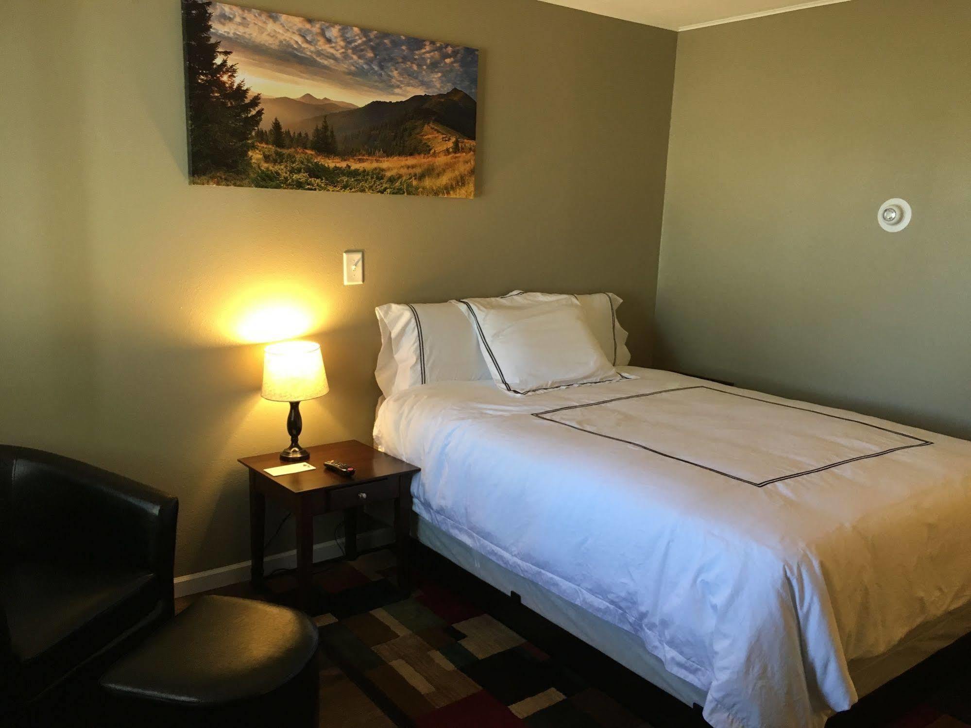 Colonial Motel And Rv Park Mandan Esterno foto