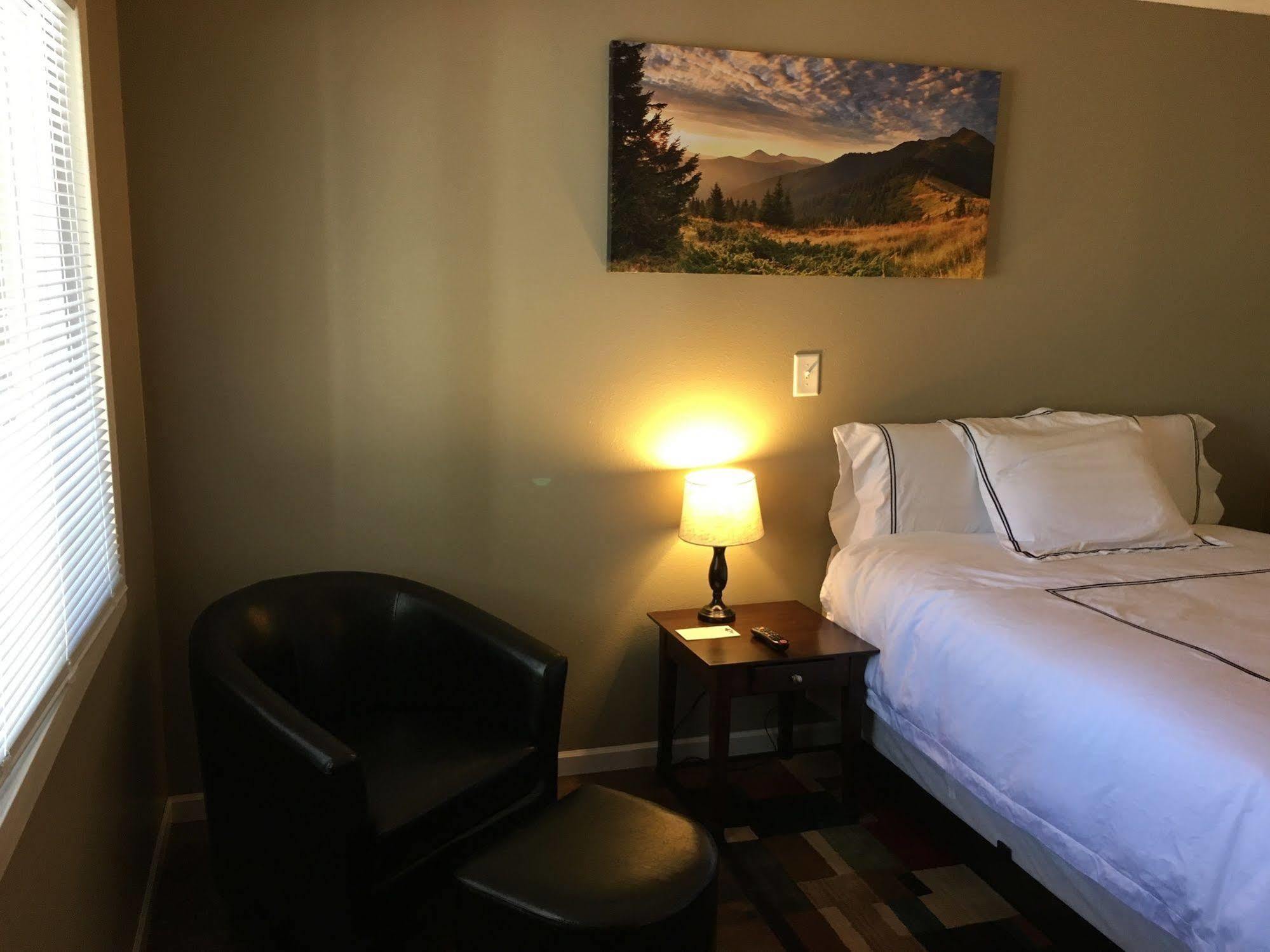 Colonial Motel And Rv Park Mandan Esterno foto