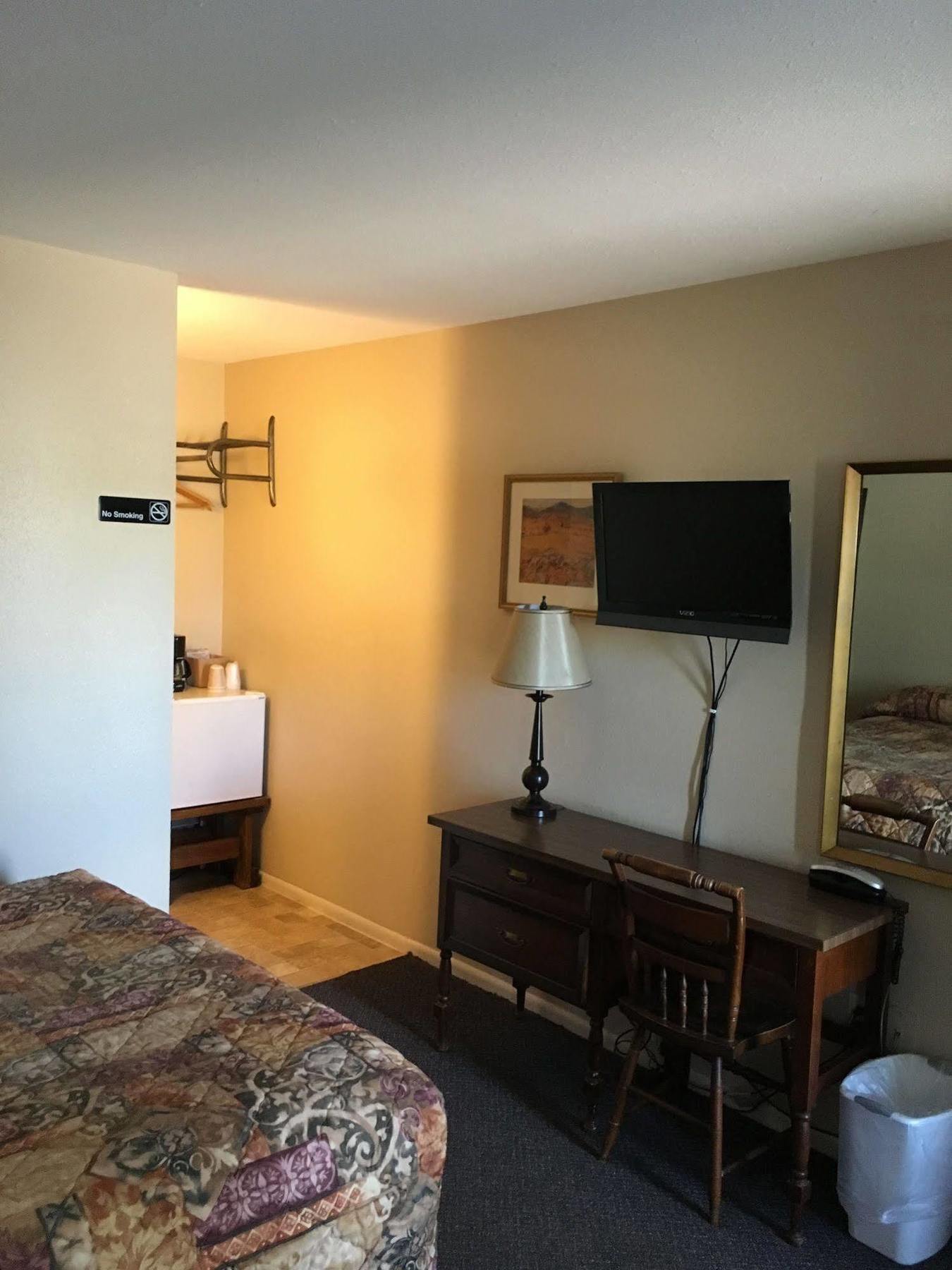 Colonial Motel And Rv Park Mandan Esterno foto