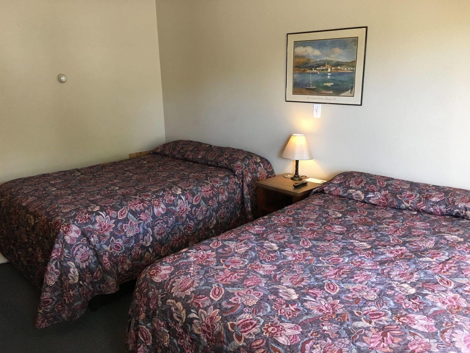 Colonial Motel And Rv Park Mandan Esterno foto